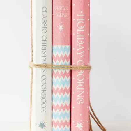 HOLIDAY COOKBOOK STACK 33cm